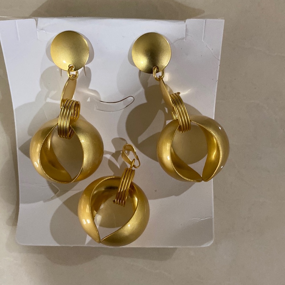 3 piece Fashion Jewelry Set: A pair of earrings and a pendant.